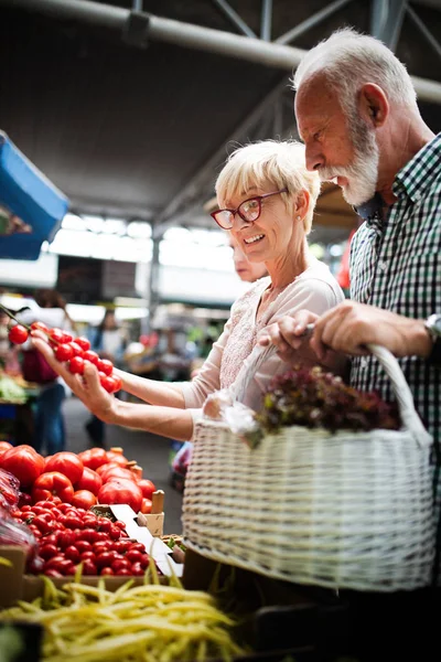 Einkaufen Essen Verkauf Konsum Und Menschen Konzept Glückliches Seniorenpaar Kauft — Stockfoto