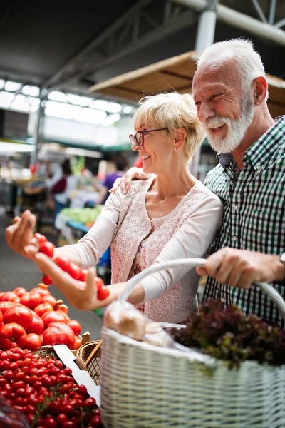 Casal Sênior Escolhendo Bio Alimentos Frutas Vegetais Mercado Durante Compras — Fotografia de Stock