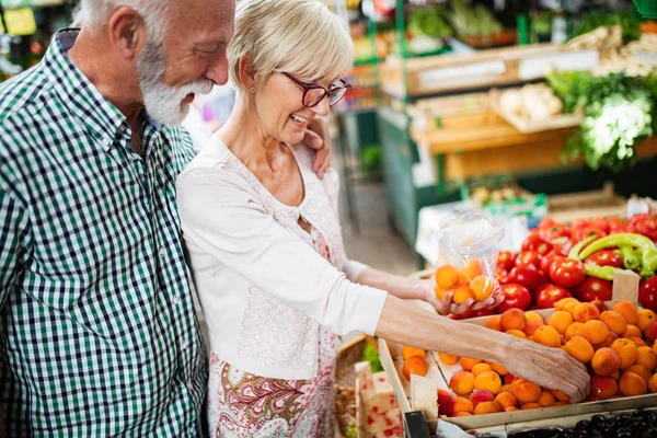 Senior Gelukkig Winkelen Paar Met Mandje Markt Gezonde Voeding — Stockfoto