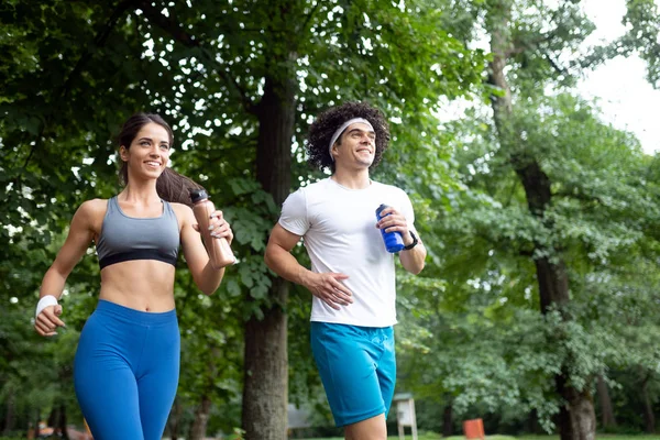 幸せなカップルのランニングとジョギングを一緒に自然の中 — ストック写真