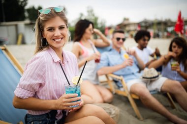 Mutlu insanlar yaz tatillerinde eğleniyorlar. Arkadaşlar, tatil, yaz konsepti