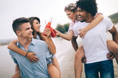 Mutlu insanlar yaz tatillerinde eğleniyorlar. Arkadaşlar, tatil, yaz konsepti