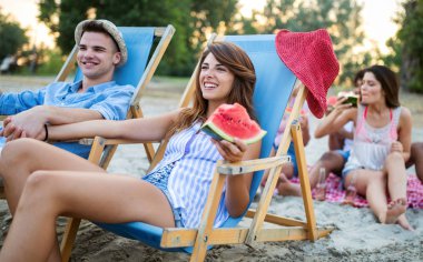 Plaj tatil zevk ve eğleniyor arkadaş grubu