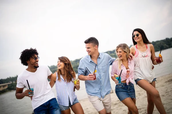 假期和人的概念 一群朋友在沙滩上玩得很开心 — 图库照片