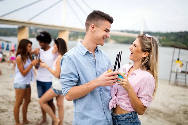 Vänner Att Kul Stranden Solig Dag — Stockfoto