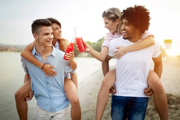 Gente Feliz Divirtiéndose Vacaciones Verano Amigos Vacaciones Concepto Verano — Foto de Stock