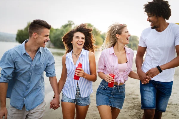 Grupo Jovens Amigos Divertindo Praia Verão Férias Conceito Férias — Fotografia de Stock