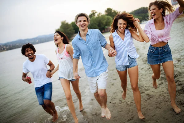 Grupo Amigos Desfrutando Férias Praia Divertindo — Fotografia de Stock