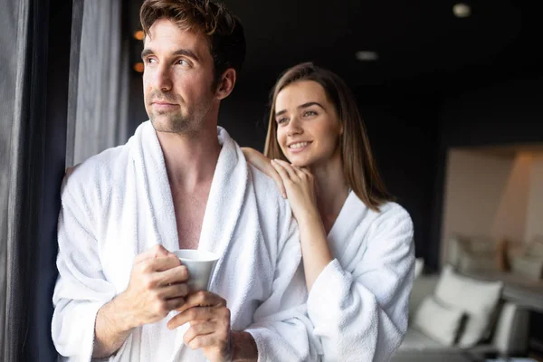 Casal Roupões Banho Desfrutando Bem Estar Fim Semana Hotel Moderno — Fotografia de Stock