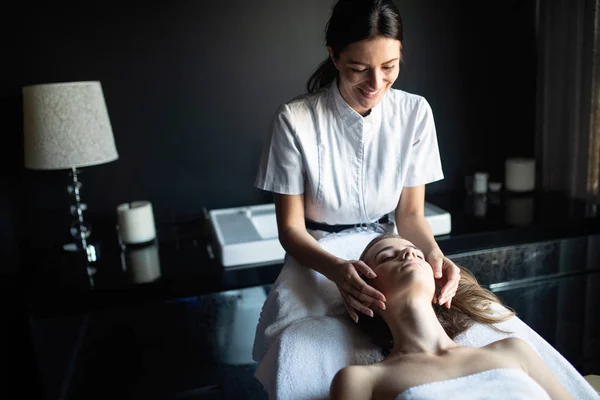 Mulher Saudável Bonita Spa Recreação Saúde Massagem Cura — Fotografia de Stock