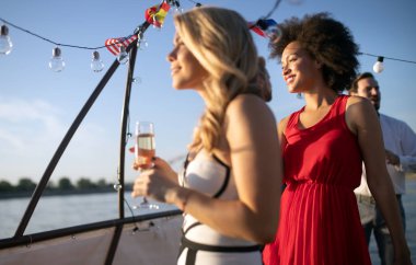 Eğlenceli ve grup toplama kutluyor mutlu arkadaş grubu