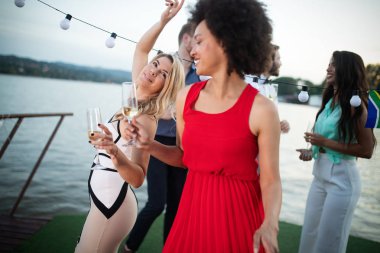 Eğlenceli ve grup toplama kutluyor mutlu arkadaş grubu