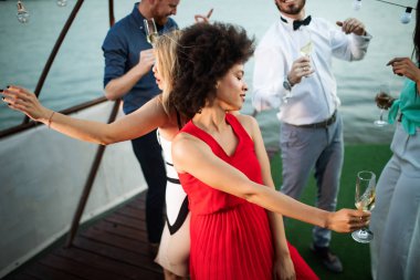 Bir grup mutlu insan ya da arkadaş partide eğleniyor ve gülümsüyor.