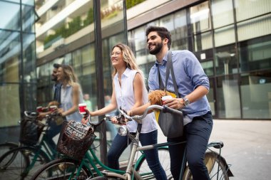 Çekici kadın ve yakışıklı adam birlikte köpek ve bisikletler ile vakit geçirmek