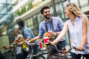 Güzel romantik çift köpek ve bisikletler ile şehirde dinlenme yaşıyor