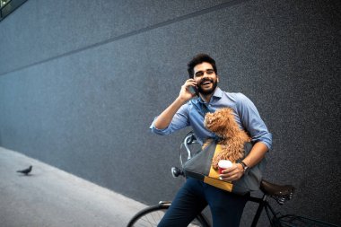 Yaşam tarzı, iletişim ve insan konsepti. Şehir sokakta bisiklet ve akıllı telefon ile genç adam