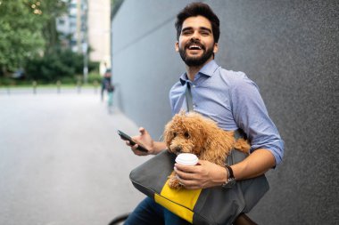 Yaşam tarzı, iletişim ve insan konsepti. Şehir sokakta bisiklet ve akıllı telefon ile genç adam