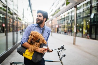 Genç işadamı yürüyüş ile onun güzel köpek.