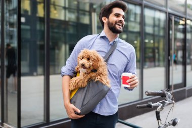 Sokakta köpek ile kahve içme yakışıklı genç iş adam