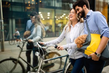 Güzel romantik çift köpek ve bisikletler ile şehirde dinlenme yaşıyor