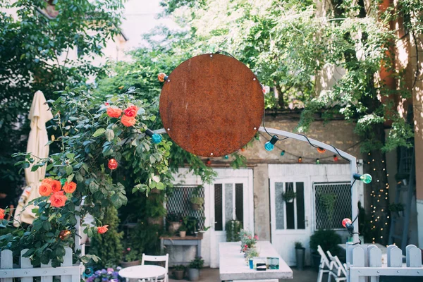 Restaurante Romântico Com Plantas Flores Terraço Livre Com Mobiliário — Fotografia de Stock