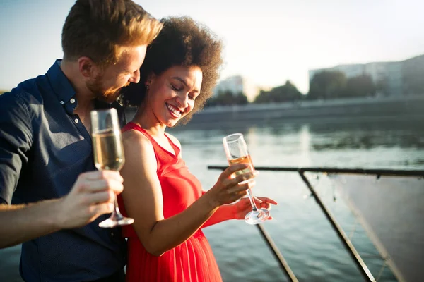 Coppie Romantiche Che Ballano Bevono Alla Festa — Foto Stock