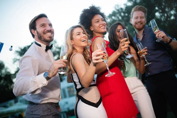 Vriendengroep Feesten Toasten Gelukkige Jongeren Met Drank — Stockfoto