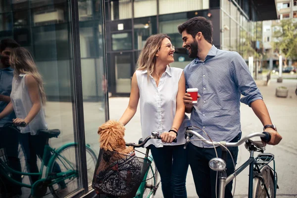 魅力的な女性とハンサムな男は 犬や自転車と一緒に時間を過ごします — ストック写真