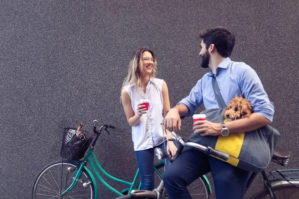 Mooie Jonge Paar Lopen Honden Fietsen Buitenshuis Stad — Stockfoto