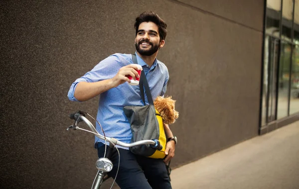 Όμορφος Νέος Άνθρωπος Κάθεται Ποδήλατο Και Κρατώντας Κούπα Καφέ Στο — Φωτογραφία Αρχείου