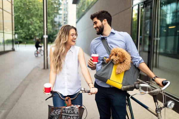 Щаслива Молода Пара Збирається Прогулянку Велосипеді Сонячний День Місті — стокове фото
