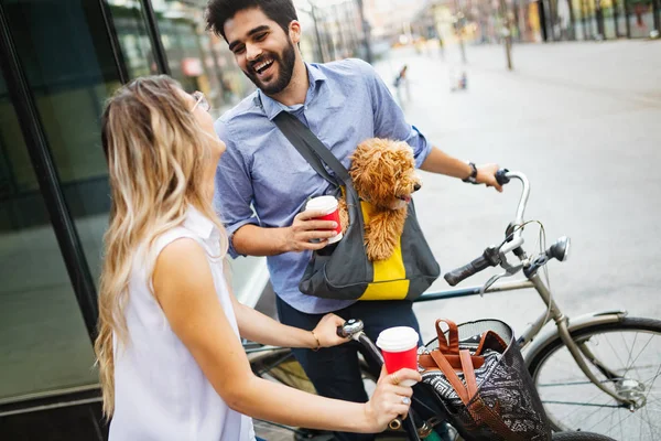 낭만적 부부는 자전거로 도시에서 휴식을 취하십시오 — 스톡 사진