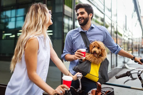 Boldog Fiatal Pár Megy Részére Egy Kerékpár Lovagol Egy Napsütéses — Stock Fotó