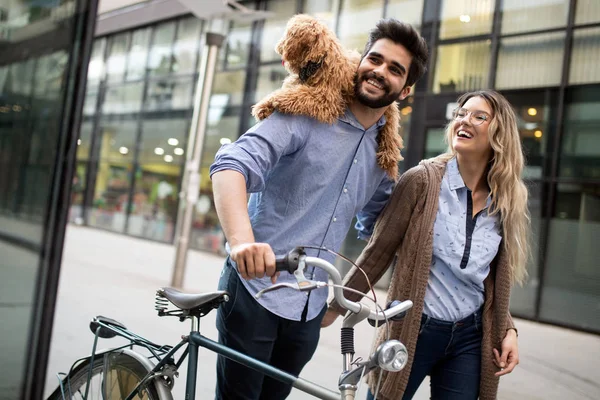 Femme Attrayante Bel Homme Passer Temps Avec Chien Vélos — Photo