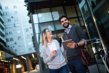 Güzel çift tablet ile sokakta yürüyüş