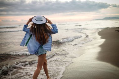Yaz tatilinde sahilde güzel kadın