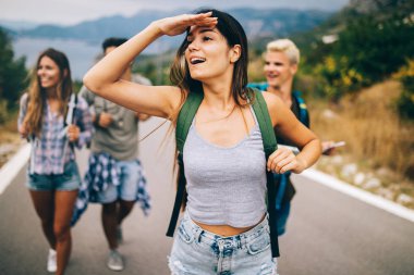 Arkadaşlar mutlu hipster şirket dünya çapında seyahat, eğlenmek, gülerek, gülümseyen, tatil, öğrenciler