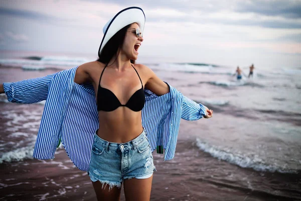 Красива Сексуальна Жінка Пляжі Заходу Сонця Літніх Канікулах — стокове фото