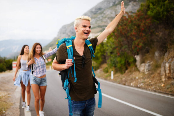 Счастливая компания друзей-хипстеров, путешествующих по миру, веселящихся, смеющихся, улыбающихся, отдыхающих, студентов
