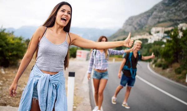 Gruppe Glücklicher Menschen Mit Rucksack Sommer Freien — Stockfoto