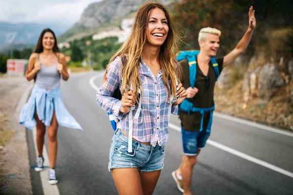 Grupa Turystów Młodych Ludzi Podróżujących Bawiących Się Razem — Zdjęcie stockowe
