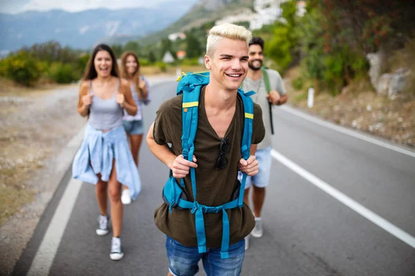 Skupina Přátel Cestovatel Chůze Baví Cestovní Životní Styl Sezónní Dovolená — Stock fotografie