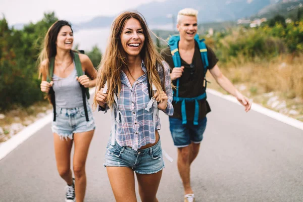 Grupp Vänner Promenader Och Resor Utomhus — Stockfoto