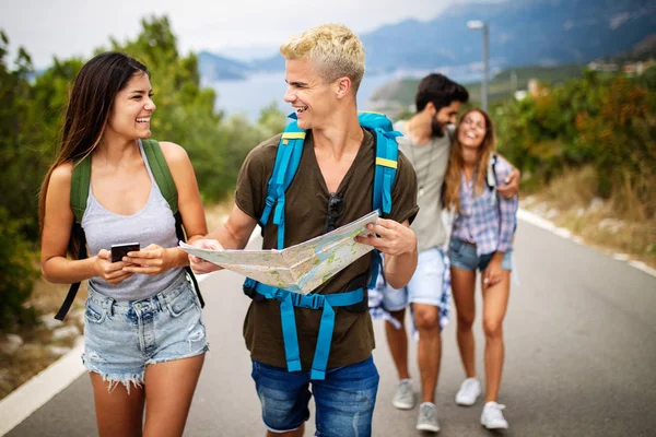 Grupo Personas Felices Con Mochila Verano Aire Libre —  Fotos de Stock