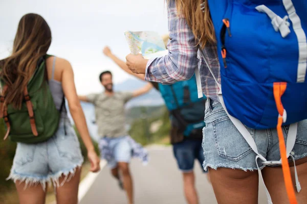 Grupo Amigos Caminhando Viajando Livre — Fotografia de Stock