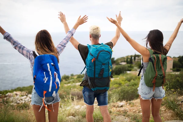 Feliz Compañía Hipster Amigos Que Viajan Alrededor Del Mundo Divirtiéndose — Foto de Stock