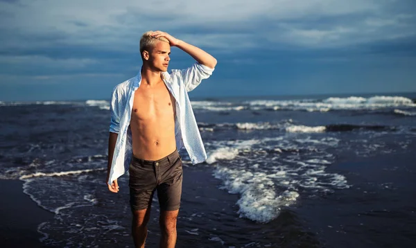 Bello Giovane Uomo Piedi Sulla Spiaggia Mare Mentre Vacanza — Foto Stock