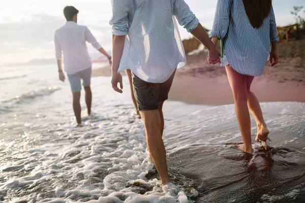 Baráti Társaság Szórakozás Séta Strandon Naplementekor — Stock Fotó