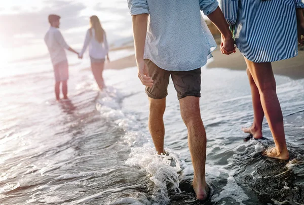 Boldog Vidám Pár Szórakozik Trópusi Strandon Naplementekor Fogalom Romantikus Nyaralás — Stock Fotó