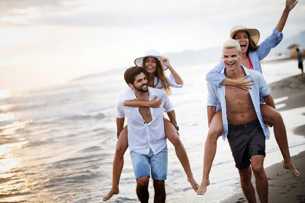 Grupo Amigos Divirtiéndose Caminando Por Playa Atardecer — Foto de Stock